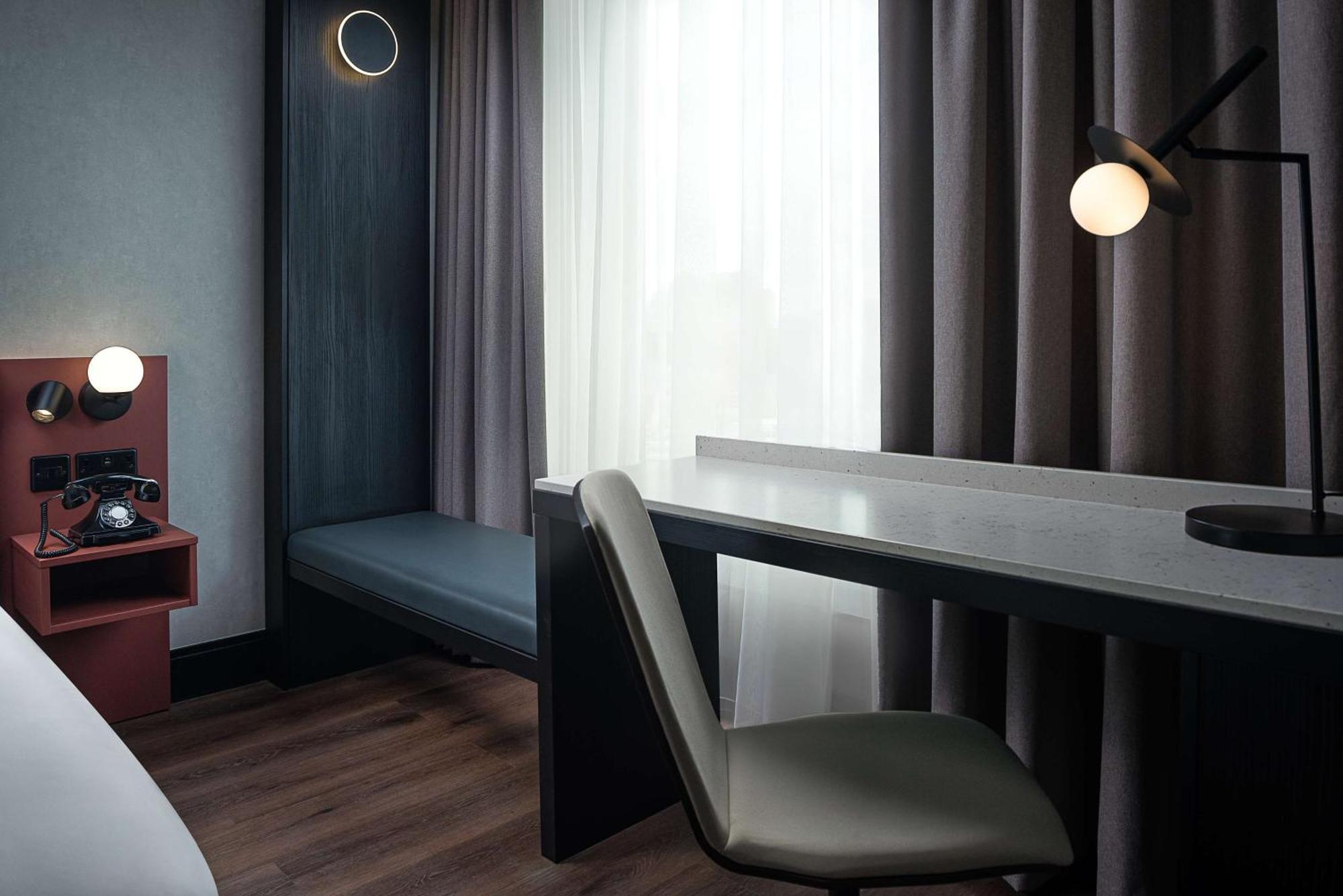 ホテル Radisson Red ゴールウェイ エクステリア 写真